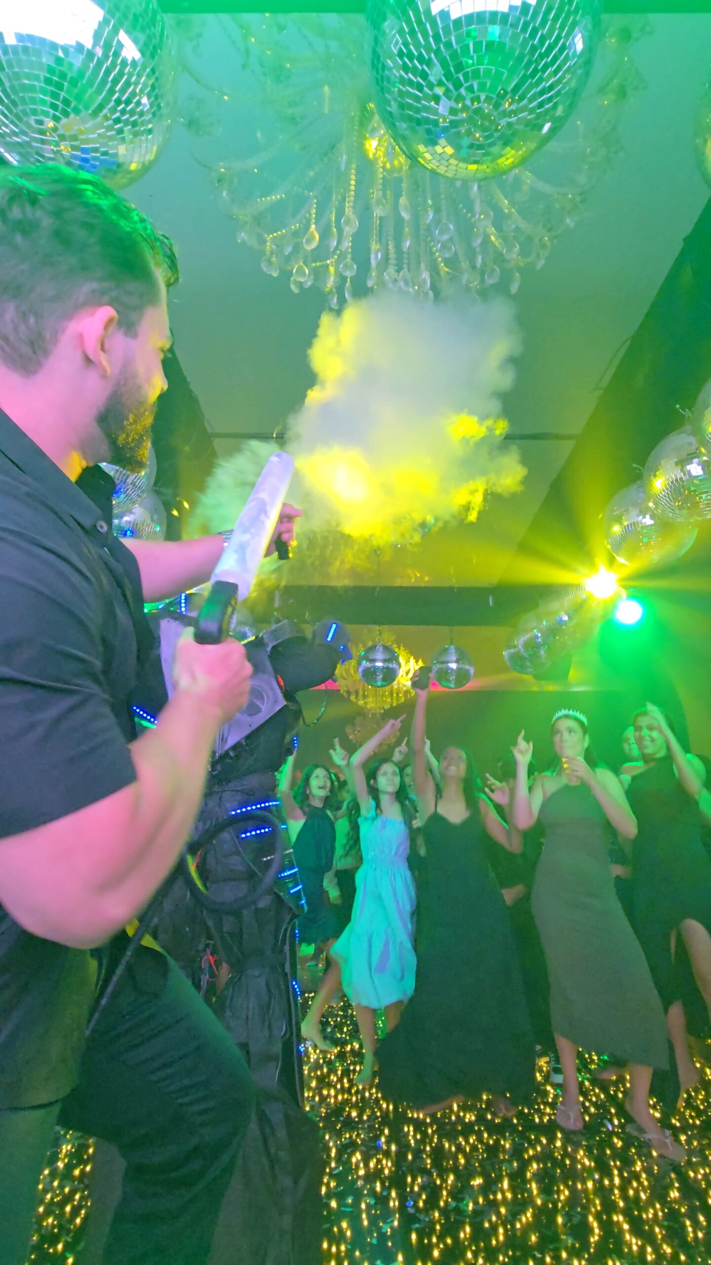 DJ Andrez em apresentação com convidados