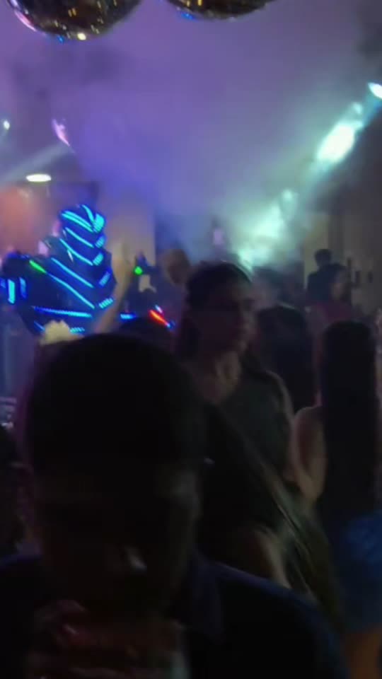 Convidados envolvidos na pista durante uma festa real de 15 anos